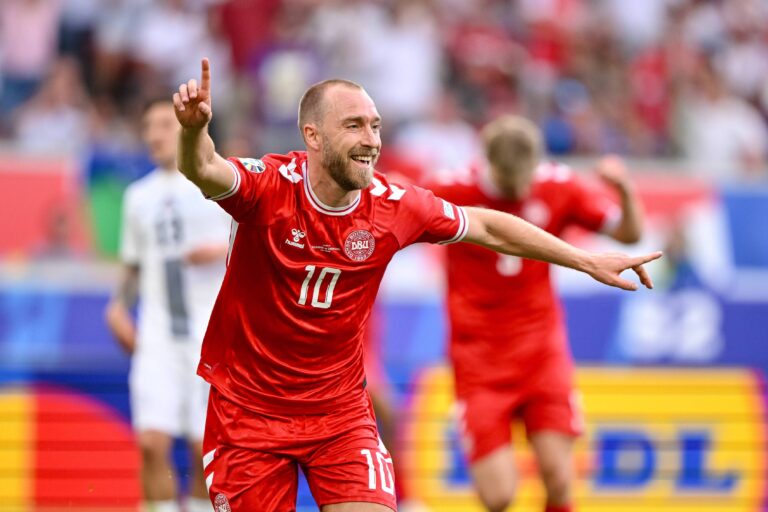 Christian Eriksen (Denmark) Torjubel, jubelt mit seiner Mannschaft nach treffer zum 0:1 waehrend des Spiels der UEFA EURO 2024 - Gruppe C zwischen Slowenien und Dänemark, Arena Stuttgart am 16. June 2024 in Stuttgart, Deutschland. (Foto von Harry Langer/DeFodi Images)     

Christian Eriksen (Denmark) celebrates after scoring his team's first goal with teammates during the UEFA EURO 2024 - Group C match between Slovenia and Denmark at Arena Stuttgart on June 16, 2024 in Stuttgart, Germany. (Photo by Harry Langer/DeFodi Images)  
PILKA NOZNA EURO MISTRZOSTWA EUROPY DANIA - SLOWENIA
FOT. DEFODI IMAGES/newspix.pl / 400mm.pl
POLAND ONLY!
---
newspix.pl / 400mm.pl