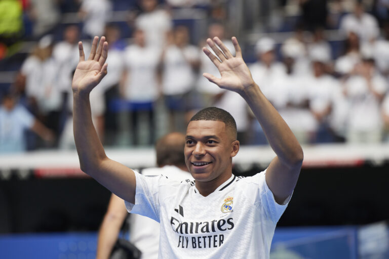 Kylian Mbappe , Kilyan Mbappe presentation, Kilyan Mbappe's presentation as new Real Madrid player, Santiago Bernabeu Stadium am 16. July 2024 in Madrid, Spanien. (Foto von Manu Reino/DeFodi Images)

Kylian Mbappe is unveiled at Estadio Santiago Bernabeu, Kilyan Mbappe presentation, Kilyan Mbappe's presentation as new Real Madrid player, Santiago Bernabeu Stadium on July 16, 2024 in Madrid, Spain. (Photo by Manu Reino/DeFodi Images)  
PREZENTACJA PILKARZA REAL MADRYT TRANSFER
FOT.DEFODI IMAGES/newspix.pl / 400mm.pl
POLAND ONLY!

---
newspix.pl / 400mm.pl