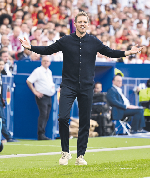 05.07.2024, xscotx, Fussball EM 2024 Viertelfinale, Spanien - Deutschland, emspor, v.l. Trainer Julian Nagelsmann Deutsche Fussball Nationalmannschaft DFB enttaeuscht, enttaeuscht schauend, dissapointed gibt Anweisungen, gestikuliert, mit den Armen gestikulieren gives instructions, gesticulate, gesticolando. Stuttgart *** 05 07 2024, xscotx, European Football Championship 2024 quarterfinals, Spain Germany, emspor, v l coach Julian Nagelsmann German national football team DFB disappointed, disappointed looking, dissapointed gives instructions, gesticulates, gesticulating with arms gives instructions, gesticulate, gesticolando Stuttgart