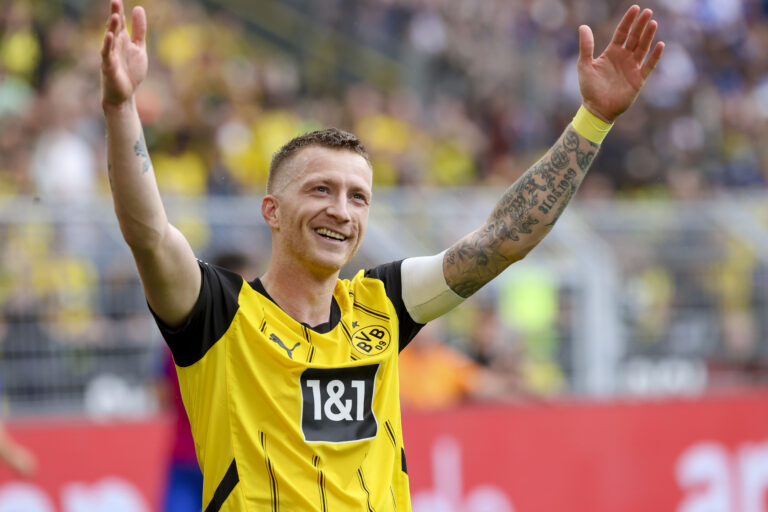 Dortmund, Deutschland, 18.05.2024: Marco Reus (Borussia Dortmund) Torjubel, jubelt nach seinem Treffer zum 2:0 waehrend des Spiels der  1. Bundesliga zwischen BV Borussia Dortmund vs SV Darmstadt 98 im Signal Iduna Park am 18. May 2024 in Dortmund, Deutschland. (Foto von Alex Gottschalk/DeFodi Images)

Dortmund, Germany, 18.05.2024: Marco Reus (Borussia Dortmund) celebrates after scoring his team's second goal during the 1. Bundesliga match between BV Borussia Dortmund vs SV Darmstadt 98 at Signal-Iduna-Park on May 18, 2024 in Dortmund, Germany. (Photo by Alex Gottschalk/DeFodi Images) DFB / DFL REGULATIONS PROHIBIT ANY USE OF PHOTOGRAPHS AS IMAGE SEQUENCES AND/OR QUASI-VIDEO.
LIGA NIEMIECKA PILKA NOZNA SEZON 2023/2024
FOT.DEFODI IMAGES/newspix.pl / 400mm.pl
POLAND ONLY!

---
newspix.pl / 400mm.pl
