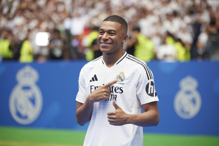 Kylian Mbappe , Kilyan Mbappe presentation, Kilyan Mbappe's presentation as new Real Madrid player, Santiago Bernabeu Stadium am 16. July 2024 in Madrid, Spanien. (Foto von Manu Reino/DeFodi Images)

Kylian Mbappe is unveiled at Estadio Santiago Bernabeu, Kilyan Mbappe presentation, Kilyan Mbappe's presentation as new Real Madrid player, Santiago Bernabeu Stadium on July 16, 2024 in Madrid, Spain. (Photo by Manu Reino/DeFodi Images)  
PREZENTACJA PILKARZA REAL MADRYT TRANSFER
FOT.DEFODI IMAGES/newspix.pl / 400mm.pl
POLAND ONLY!

---
newspix.pl / 400mm.pl