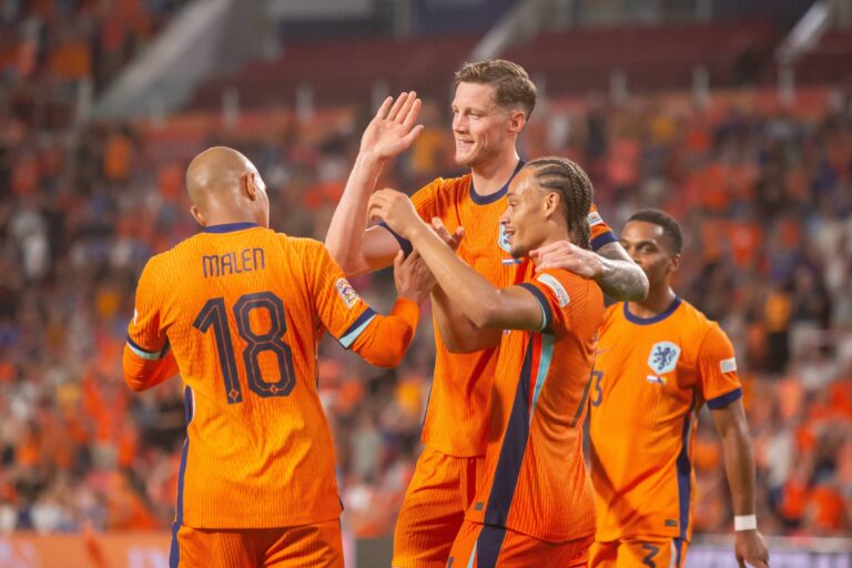 Xavi Simons (Niederlande) celebrates after scoring his team's fifth goal with teammates during the UEFA Nations League 2024/2025 League A - Group 3 match between Netherlands and Bosnia-Herzegovina at Philips Stadium on September 7, 2024 in Eindhoven, Netherlands.   (Photo by Mario Hommes/DeFodi Images)  
LIGA NARODOW UEFA PILKA NOZNA SEZON 2024/2025
HOLANDIA v BOSNIA I HERCEGOWINA
FOT. DEFODI IMAGES/newspix.pl / 400mm.pl

POLAND ONLY !!
---
newspix.pl / 400mm.pl