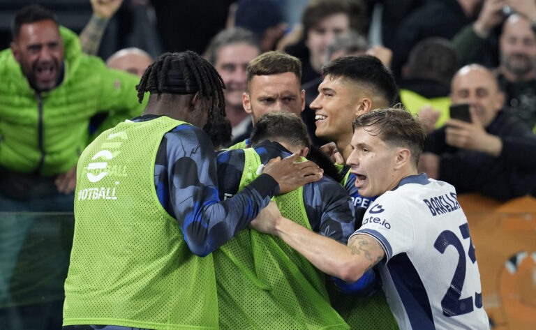 Lautaro Martinez (FC Internazionale) celebrates after scoring his team's first goal with team mates during the Serie A match between AS Roma and FC Internazionale at Olimpico on October 20, 2024 in Rome, Italy.   (Photo by Matteo Ciambelli/DeFodi Images) 
LIGA WLOSKA PILKA NOZNA SEZON 2024/2025
FOT.DEFODI IMAGES/newspix.pl / 400mm.pl
POLAND ONLY!

---
newspix.pl / 400mm.pl