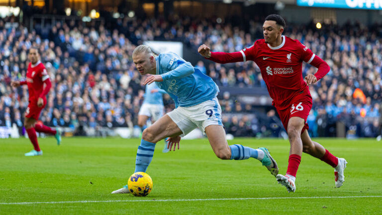 (231126) -- MANCHESTER, Nov. 26, 2023 (Xinhua) -- Manchester City's Erling Haaland (L) is chased down by Liverpool's Trent Alexander-Arnold during the English Premier League match between Manchester City and Liverpool in Manchester, Britain, on Nov. 25, 2023. (Xinhua) 
FOR EDITORIAL USE ONLY. NOT FOR SALE FOR MARKETING OR ADVERTISING CAMPAIGNS. NO USE WITH UNAUTHORIZED AUDIO, VIDEO, DATA, FIXTURE LISTS, CLUB/LEAGUE LOGOS OR "LIVE" SERVICES. ONLINE IN-MATCH USE LIMITED TO 45 IMAGES, NO VIDEO EMULATION. NO USE IN BETTING, GAMES OR SINGLE CLUB/LEAGUE/PLAYER PUBLICATIONS.

2023.11.25 Manchester
pilka nozna liga angielska
Manchester City - FC Liverpool
Foto Li Ying/Xinhua/PressFocus

!!! POLAND ONLY !!!