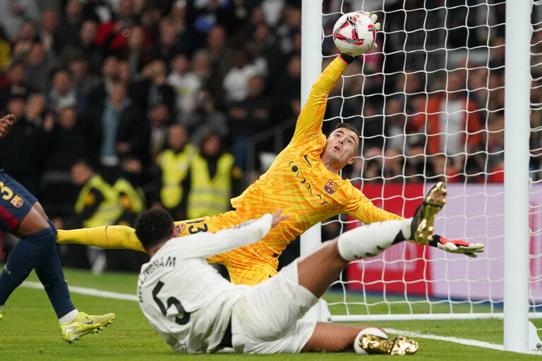 Real Madrid's Jude Bellingham (l) and FC Barcelona's Inaki Pena during La Liga match. October 26, 2024. (Photo by Acero/Alter Photos/Sipa USA)
2024.10.26 Madryt
pilka nozna liga hiszpanska
Real Madryt - FC Barcelona
Foto Acero/Alter Photos/SIPA USA/PressFocus

!!! POLAND ONLY !!!