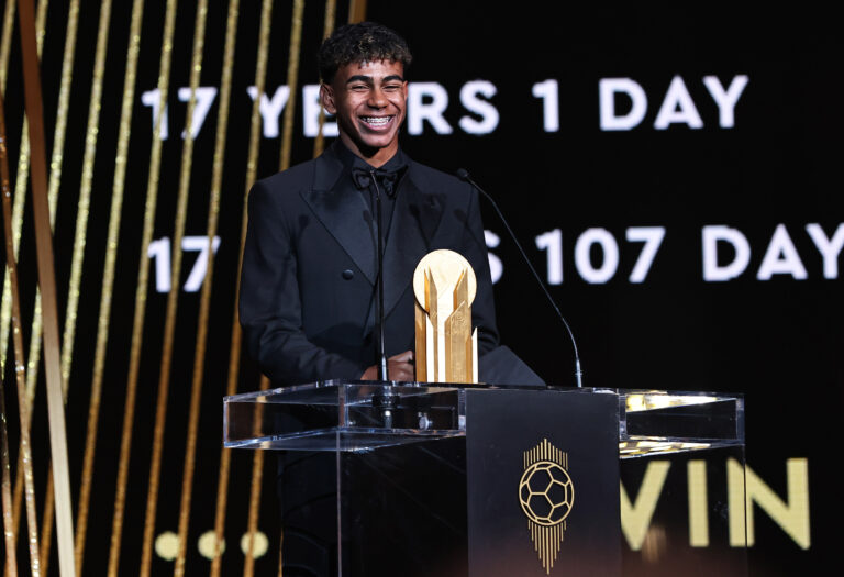 (241029) -- PARIS, Oct. 29, 2024 (Xinhua) -- Barcelona's Spanish player Lamine Yamal speaks on stage after receiving the Kopa Trophy during the 2024 Ballon d'Or France Football award ceremony at the Theatre du Chatelet in Paris, France, Oct. 28, 2024. (Xinhua/Gao Jing)

2024.10.28 Paryz
pilka nozna, gala sportowa, ceremonia 
Gala nagrody Zlota Pilka 2024
Foto Gao Jing/Xinhua/PressFocus

!!! POLAND ONLY !!!
