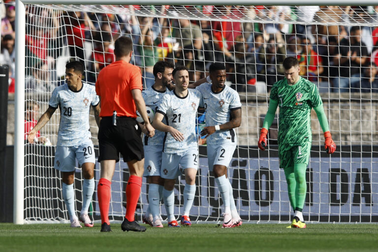 Diogo Jota (Portugal) Torjubel, jubelt mit seiner Mannschaft nach dem Treffer zum 1:1, International Friendly Match, Portugal vs Croatia, Estadio Nacional do Jamor am 08. June 2024 in Oeiras, Portugal. (Foto von Joao Rico/DeFodi Images)

Diogo Jota (Portugal) celebrates after scoring his team's first goal with teammates, International Friendly Match, Portugal vs Croatia, Estadio Nacional do Jamor on June 8, 2024 in Oeiras, Portugal. (Photo by Joao Rico/DeFodi Images)   
MECZ TOWARZYSKI PILKA NOZNA  
 mecz portugalia vs CHORWACJA
FOT.DEFODI IMAGES/newspix.pl / 400mm.pl
POLAND ONLY!

---
newspix.pl / 400mm.pl