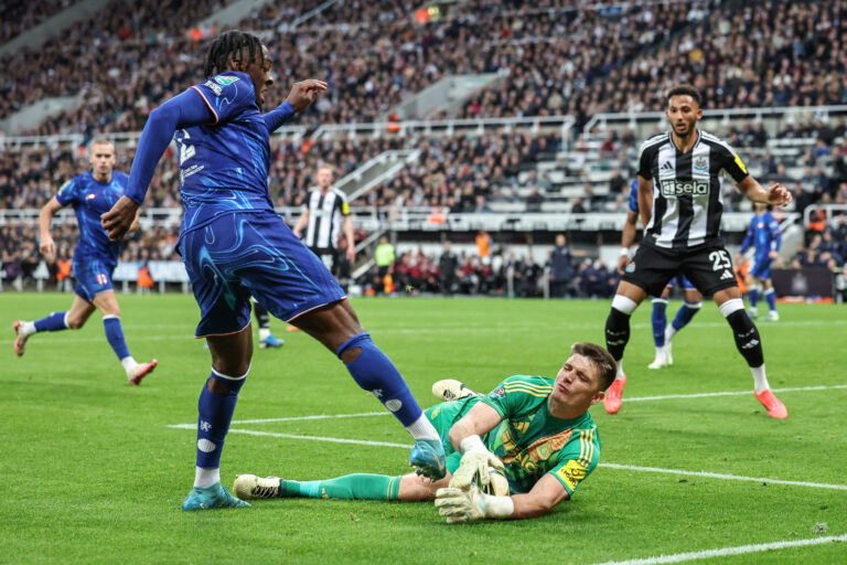 Nick Pope of Newcastle United slides in to win the ball from Axel Disasi of Chelsea during the Carabao Cup Last 16 match Newcastle United vs Chelsea at St. James's Park, Newcastle, United Kingdom, 30th October 2024

(Photo by Mark Cosgrove/News Images) in Newcastle, United Kingdom on 10/30/2024. (Photo by Mark Cosgrove/News Images/Sipa USA)
2024.10.30 Newcastle
pilka nozna Puchar Ligi Angielskiej
Newcastle United - Chelsea Londyn
Foto Mark Cosgrove/News Images/SIPA USA/PressFocus

!!! POLAND ONLY !!!