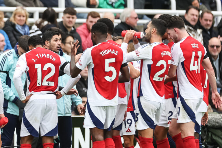 Mikel Arteta manager of Arsenal speaks to his players during a break in play during the Premier League match Newcastle United vs Arsenal at St. James's Park, Newcastle, United Kingdom, 2nd November 2024

(Photo by Mark Cosgrove/News Images) in Newcastle, United Kingdom on 11/2/2024. (Photo by Mark Cosgrove/News Images/Sipa USA)
2024.11.02 Newcastle
pilka nozna liga angielska
Newcastle United - Arsenal
Foto Mark Cosgrove/News Images/SIPA USA/PressFocus

!!! POLAND ONLY !!!