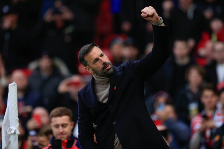 Manchester United, ManU v Leicester City Premier League 10/11/2024. Ruud van Nistelrooy the interim Manchester United manager interacts with the fans ahead of the Premier League match between Manchester United and Leicester City at Old Trafford, Manchester, England on 10 November 2024. Manchester Old Trafford Greater Manchester England Editorial use only DataCo restrictions apply See www.football-dataco.com , Copyright: xConorxMolloyx PSI-20806-0031
2024.11.10 
pilka nozna liga angielska
Premier League sezon 2024/2025
Foto IMAGO/PressFocus

!!! POLAND ONLY !!!