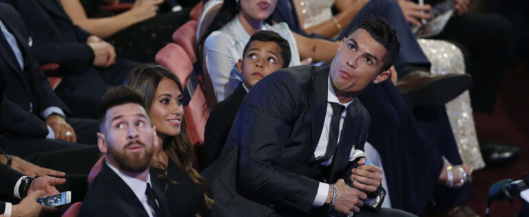 From L-R: FC Barcelona's Lionel Messi, wife Antonella Roccuzzo, Cristiano Ronaldo with his son Cristiano Ronaldo Junior and Georgina Rodriguez.
The Best FIFA Football Awards at Palladium Theater in London, England on October 23rd, 2017.   23.10.2017 Londyn
Pilka nozna
Gala The Best FIFA Football Awards 
David Niviere / Sipa / PressFocus 
POLAND ONLY!!