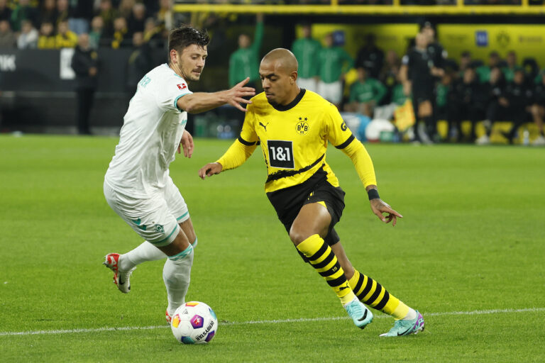 (231021) -- DORTMUND, Oct. 21, 2023 (Xinhua) -- Donyell Malen (R) of Borussia Dortmund vies with Dawid Kownacki of SV Werder Bremen during the first division of Bundesliga match between Borussia Dortmund and SV Werder Bremen in Dortmund, Germany, Oct. 20, 2023. (Photo by Joachim Bywaletz/Xinhua)

20.10.2023 DORTMUND
pilka nozna liga niemiecka
Borussia Dortmund - SV Werder Bremen
FOTO Joachim Bywaletz / Xinhua / PressFocus

POLAND ONLY!!