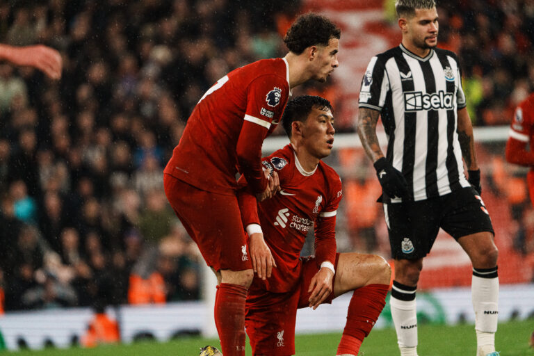 LIVERPOOL, ENGLAND - JANUARY 01:  Curtis Jones helps up teammate Wataru Endo  during the Premier League match between Liverpool FC and Newcastle United at Anfield on January 01, 2024 in Liverpool, England.
2024.01.01 Liverpool
Pilka nozna liga angielska
FC Liverpool - Newcastle United
Foto MB Media/PressFocus

!!! POLAND ONLY !!!