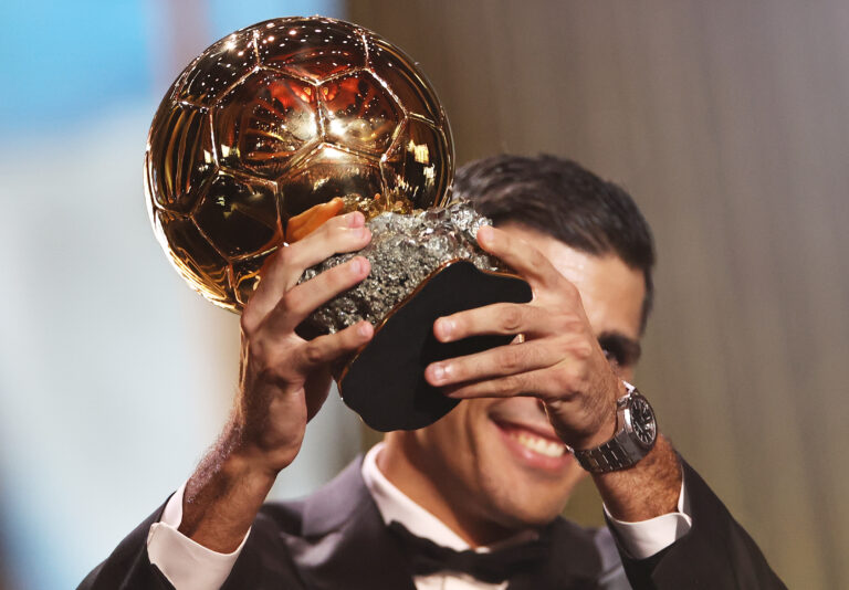 (241029) -- PARIS, Oct. 29, 2024 (Xinhua) -- Manchester City's Spanish player Rodri poses with his trophy during the 2024 Ballon d'Or France Football award ceremony at the Theatre du Chatelet in Paris, France, Oct. 28, 2024. (Xinhua/Gao Jing)

2024.10.28 Paryz
pilka nozna, gala sportowa, ceremonia 
Gala nagrody Zlota Pilka 2024
Foto Gao Jing/Xinhua/PressFocus

!!! POLAND ONLY !!!
