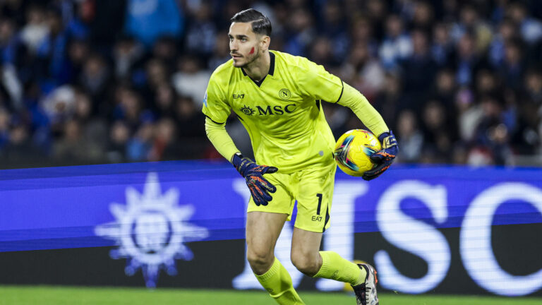 Napoli's Italian goalkeeper Alex Meret controls the ball during the Serie A football match between SSC Napoli and AS Roma at the Diego Armando Maradona Stadium in Naples, November 24, 2024. (Photo by Antonio Balasco/IPA Sport / ipa-/IPA/Sipa USA)
2024.11.24 Naples
pilka nozna liga wloska
SSC Napoli vs AS Roma
Foto IPA/SIPA USA/PressFocus

!!! POLAND ONLY !!!