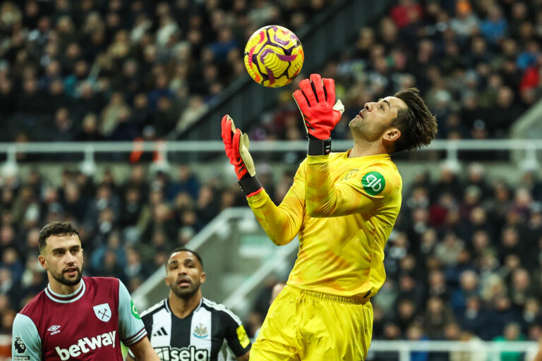 Lukasz Fabianski of West Ham United claims the cross during the Premier League match Newcastle United vs West Ham United at St. James's Park, Newcastle, United Kingdom, 25th November 2024

(Photo by Mark Cosgrove/News Images) in ,  on 11/25/2024. (Photo by Mark Cosgrove/News Images/Sipa USA)
2024.11.25 Newcastle
pilka nozna liga angielska
Newcastle United - West Ham United
Foto Mark Cosgrove/News Images/SIPA USA/PressFocus

!!! POLAND ONLY !!!