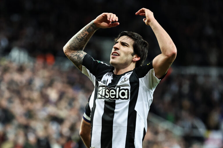Sandro Tonali of Newcastle United celebrates his goal to make it 2-0 during the Carabao Cup Quarter Final Newcastle United vs Brentford at St. James's Park, Newcastle, United Kingdom, 18th December 2024

(Photo by Mark Cosgrove/News Images) in Newcastle, United Kingdom on 12/18/2024. (Photo by Mark Cosgrove/News Images/Sipa USA)
2024.12.18 Newcastle
pilka nozna Puchar Ligi Angielskiej
Newcastle United - Brentford
Foto Mark Cosgrove/News Images/SIPA USA/PressFocus

!!! POLAND ONLY !!!