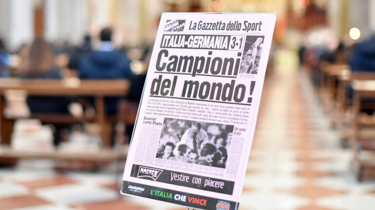 (201213) -- VICENZA, Dec. 13, 2020 (Xinhua) -- The front page of Gazzetta dello Sport with the title "Champions of the World" in 1982 was placed at the entrance of the church during the funeral service for Paolo Rossi in Vicenza, Italy, on Dec. 12, 2020. Paolo Rossi, former Italian star striker who spearheaded the national side to the 1982 FIFA World Cup triumph, died at the age of 64 on Dec. 10. (Xinhua)
2020.12.12 Vicenza
Pilka nozna
Pogrzeb Paulo Rossi
Foto Cheng Tingting/Xinhua/PressFocus

!!! POLAND ONLY !!!