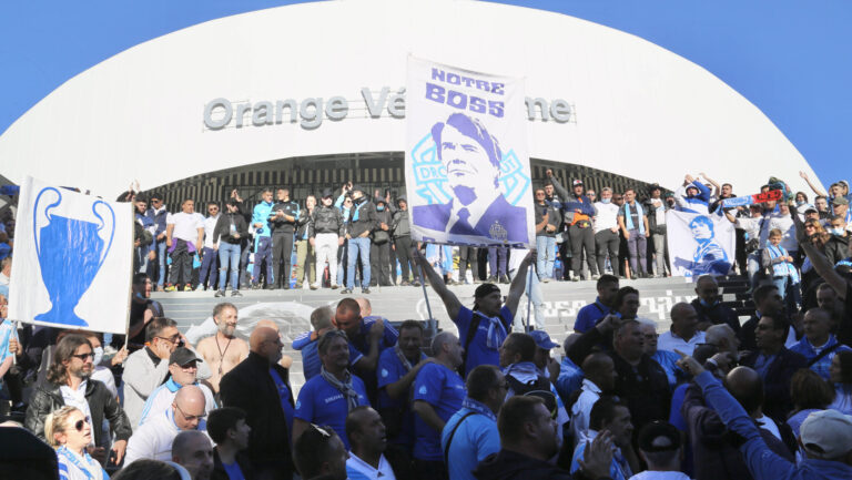 Marseille's supporters pay tribute to Bernard Tapie former owner of the French football club Olympique Marseille (OM) in  at The Velodrome Stadium, in Marseille, south-eastern France, on October 7, 2021
2021.10.08 Marsylia
Pi?ka nozna
Pogrzeb Bernard Tapie
Foto Frederic MUNSCH/SIPA/PressFocus

!!! POLAND ONLY !!!