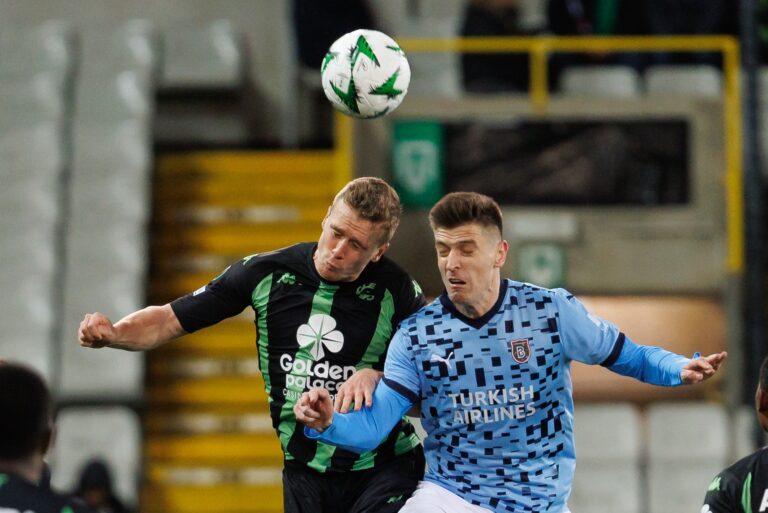 Cercle's Thibo Somers and Basaksehir's Krzysztof Piatek fight for the ball during a soccer game between Belgian Cercle Brugge KSV and Turkish Istanbul Basaksehir FK, Thursday 19 December 2024 in Brugge, on day 6/6 of the group stage of the UEFA Conference League tournament. BELGA PHOTO KURT DESPLENTER (Photo by KURT DESPLENTER/Belga/Sipa USA)
2024.12.19 Brugge
pilka nozna Liga Konferencji UEFA
Cercle Brugge - Istanbul Basaksehir FK
Foto Belga/SIPA USA/PressFocus

!!! POLAND ONLY !!!