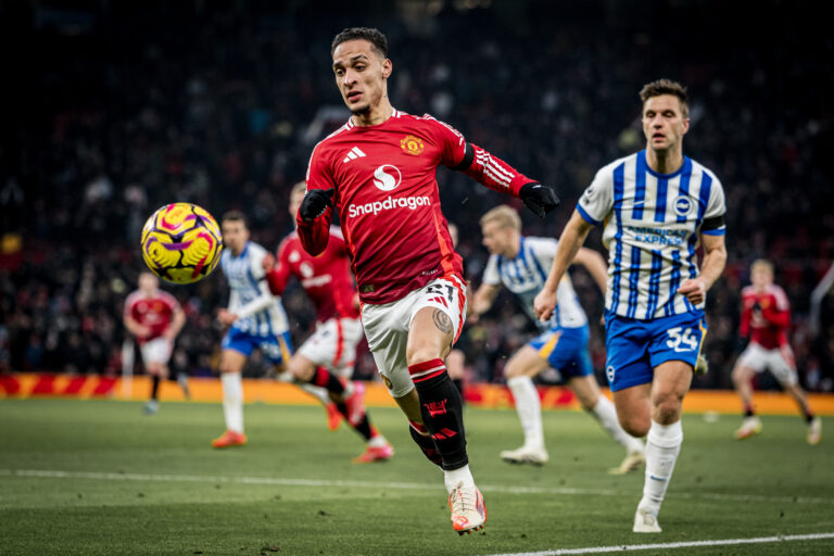 Manchester, England, 19th Jan 2025: Antony of Manchester United chases the ball during the Premier League 2024/25 football match between Manchester United FC v Brighton &amp; Hove Albion FC at Old Trafford.  (Richard Callis / SPP) (Photo by Richard Callis / SPP/Sipa USA)
2025.01.19 Manchester
pilka nozna liga angielska
Manchester United - Brighton &amp; Hove Albion
Foto SPP/SIPA USA/PressFocus

!!! POLAND ONLY !!!
